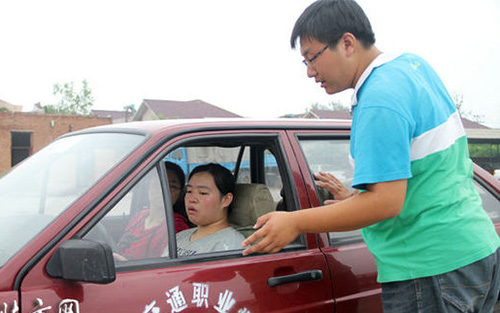 教练指导学员操作