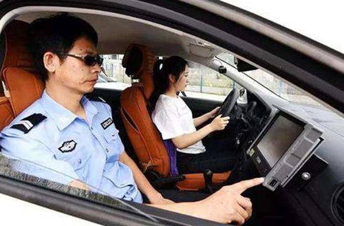 车内的学员和教练