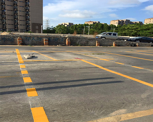 停车时先踩离合还是先踩刹车？