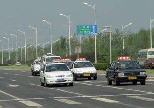 行进中的教练车