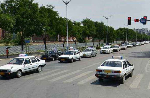 教练车通过路口