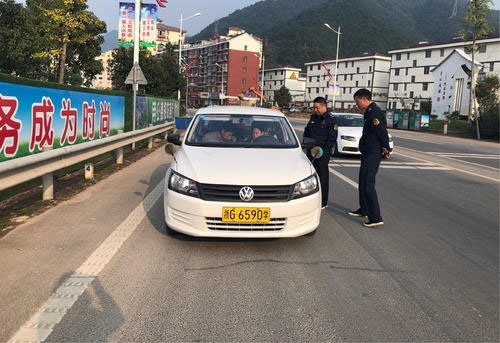 停车检查的教练车