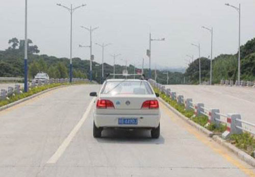 学员正在道路上行驶