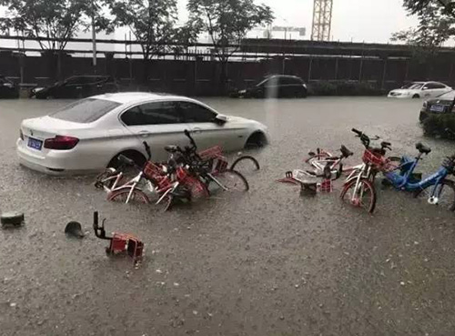 车辆一半淹没在水中