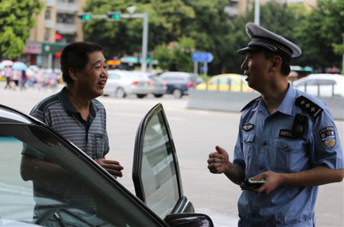 交警对违章司机进行教育