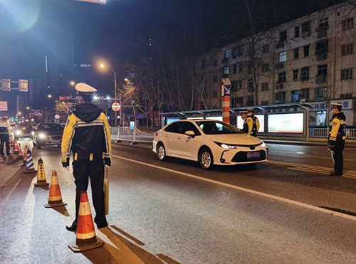 石家庄交警查酒驾