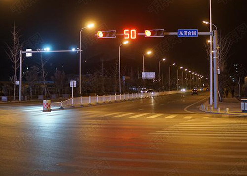 夜晚的十字路口要加倍注意