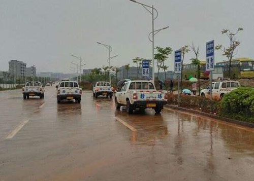 雨中的教练车