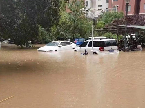 暴雨后的车辆